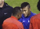 El encuentro entre Zúñiga y Neymar en un abrazo
