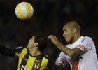 Primer plano del juego de semifinal entre River y Guaraní