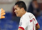 Carlos Bacca, activo en ataque y defensa en el Milan