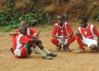 En Camerún, niños juegan con camisetas de Santa Fe