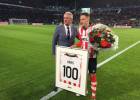 Arias recibe condecoración por su partido 100 con el PSV