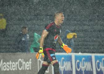 Nicolás Vikonis bajo la lluvia en la victoria de Millonarios ante el Junior