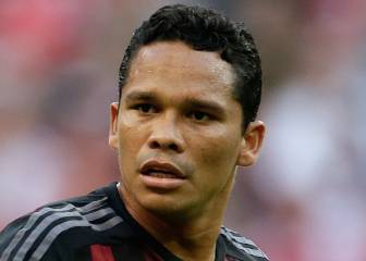Bacca luchador: cierra la temporada en un Milan en caos