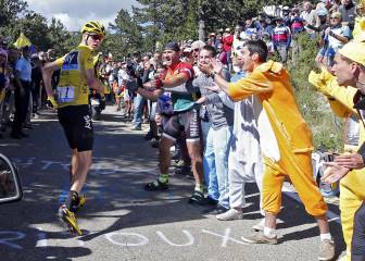 Froome se baja de la bicicleta y recorre parte del Tour a pie
