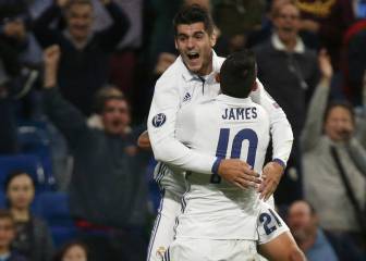 Morata a los abrazos con James tras el pase gol del triunfo
