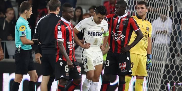 Falcao García sale del partido por choque en su cabeza en la derrota 4-0 frente al Niza, como visitante, por la fecha 6 de la Ligue 1