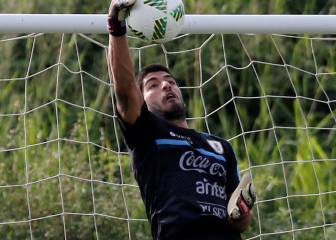 Antes de enfrentar a Colombia, Luis Suárez va al arco uruguayo
