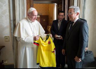 Papa Francisco recibe camiseta de Colombia en El Vaticano