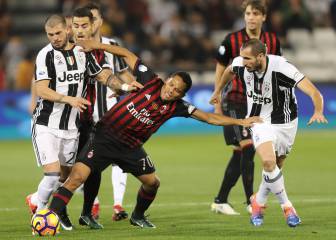 Carlos Bacca celebra su primer título con el Milan