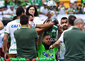 ¡Emotivo! Jakson, Neto y Ruschel levantan la Copa Sudamericana