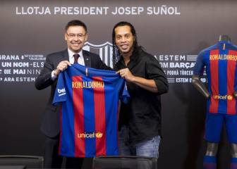 Ronaldinho firma como embajador de Barcelona