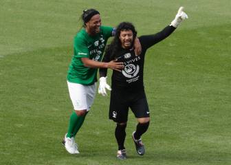 La alegría de Ronaldinho e Higuita en el adiós del Calderón