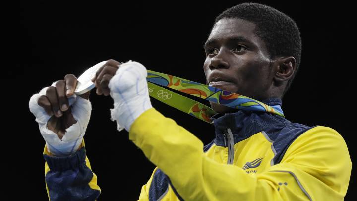 Yuberjen Martínez, boxeador colombiano, muestra su medalla de plata en los Juegos Olímpicos de Rio 2016