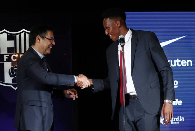 Yerry Mina se da la mano con el presidente del Barcelona en su presentación oficial