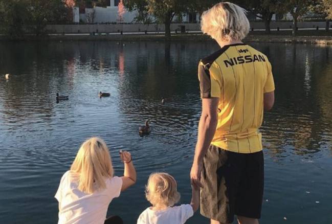 Griezmann sale a pasear con su familia con la camiseta de Peñarol, uno de los equipos con más hinchada en Uruguay