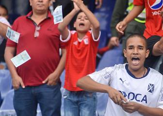 La hinchada americana recrimina al equipo con billetes simbólicos
