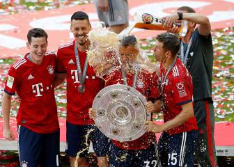 Con trofeo y cerveza en mano Bayern y James celebran el título