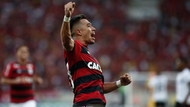 Fernando Uribe celebra su gol con Flamengo ante Sport Recife