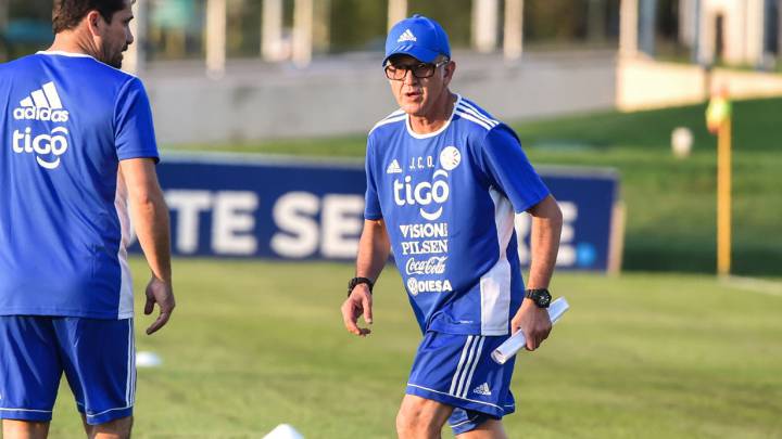 Juan Carlos Osorio en el entrenamiento de Paraguay