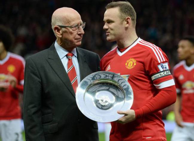 Bobby Charlton junto a Wayne Rooney en Manchester