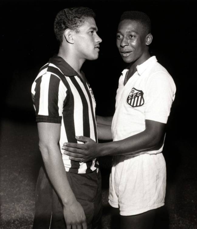 Garrincha junto a Pelé, en un partido que se jugó entre Botafogo y Santos