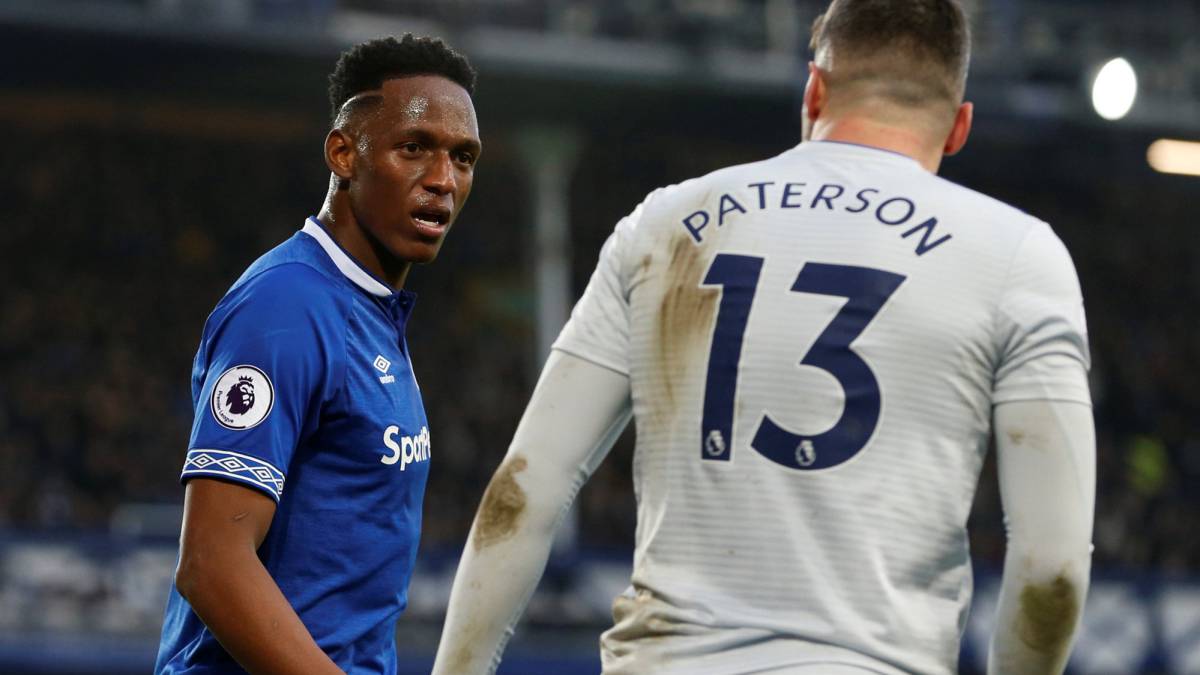 Yerry Mina en una pelea con Paterson