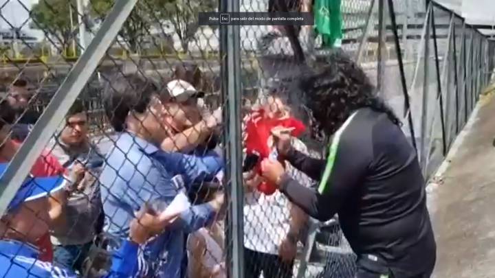 René Higuita, entrenador de arqueros de Atlético Nacional, firmó un autógrafo a un niño en la camiseta de América de Cali
