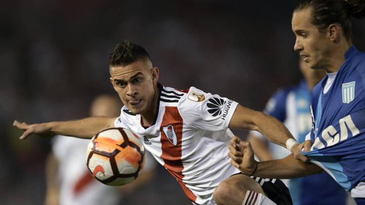 Rafael Santos Borré disputa una pelota en partido entre River Plate y Uruguay por la Copa Libertadores