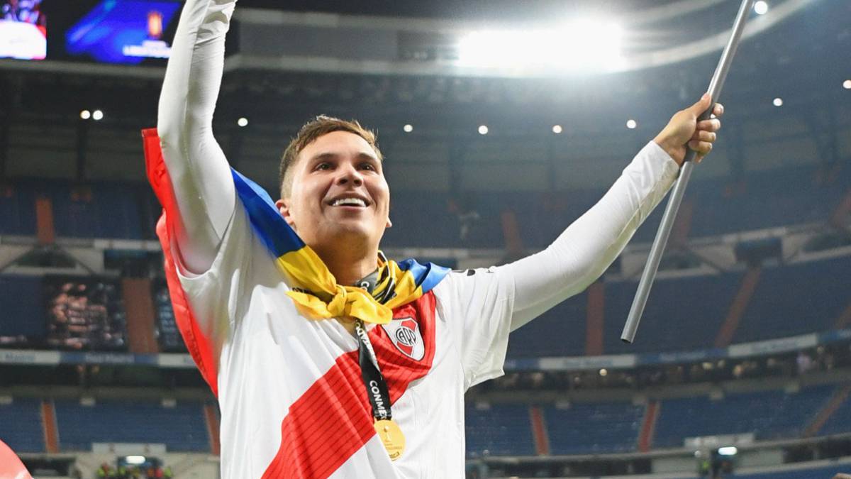 Juan Fernando Quintero celebra el tÃ­tulo de la Copa Libertadores 2018 en el Santiago BernabÃ©u donde anotÃ³ un gol