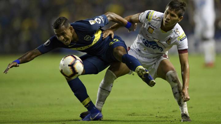 Sebastian Villa con Rafael Carrascal en el empate de Tolima ante Boca Juniors. 