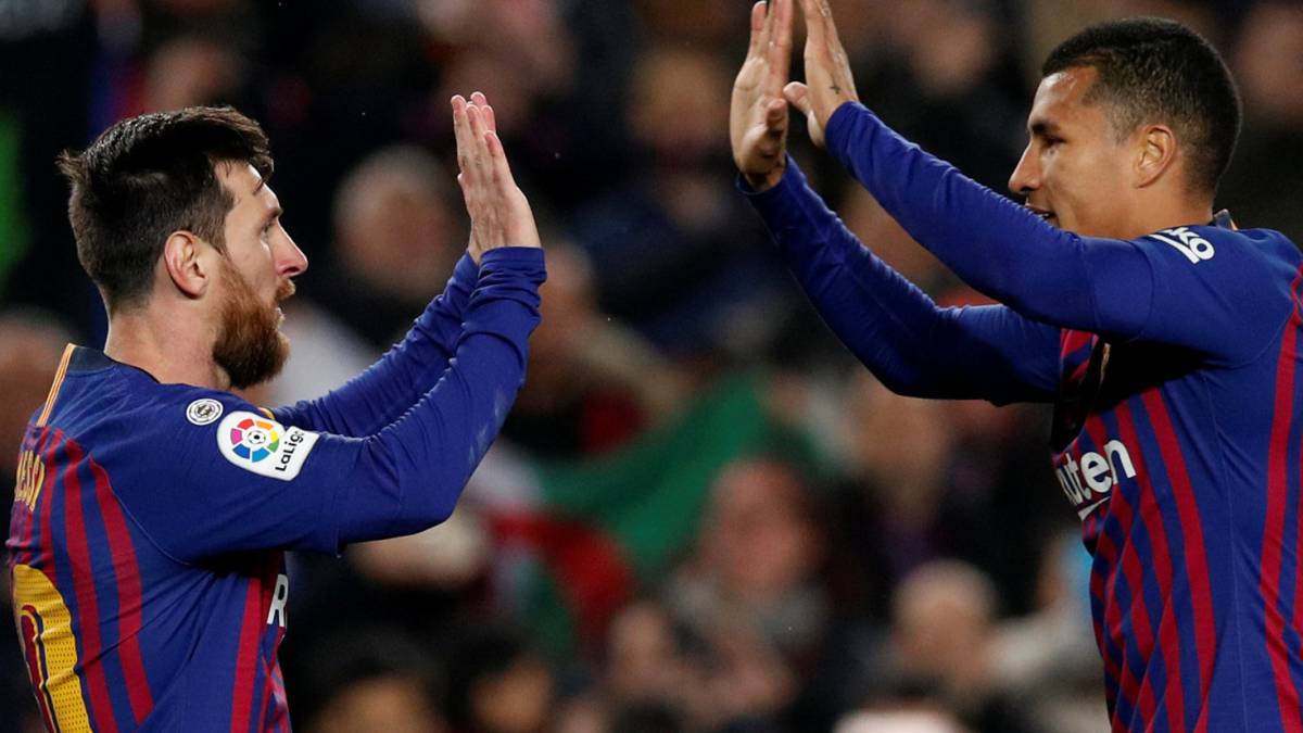Jeison Murillo celebra un gol con Lionel Messi en el Barcelona