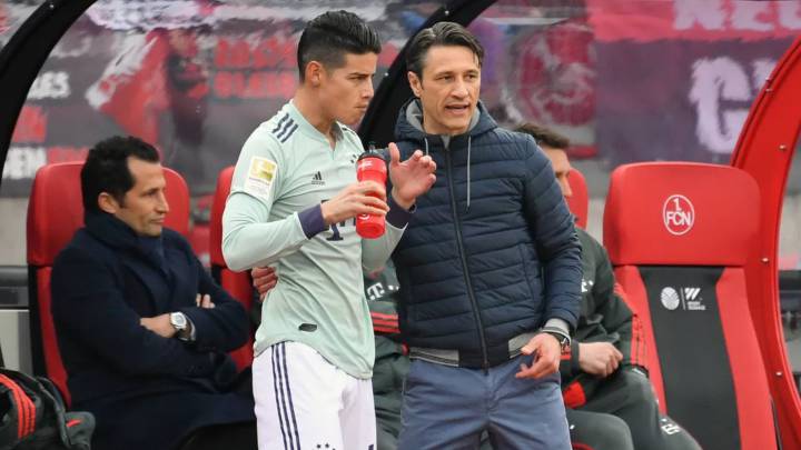 James Rodríguez habla con Niko Kovac durante el partido entre Bayern Múnich y Núremberg por la Bundesliga