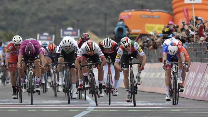 Fernando Gaviria gana la tercera etapa del Giro de Italia después de la descalificación del italiano Elia Viviani por comportamiento anormal en el sprint