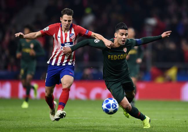 Santiago Arias, lateral del Atlético de Madrid, disputa un balón con Falcao García