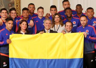 La Selección Colombia recibe el pabellón nacional