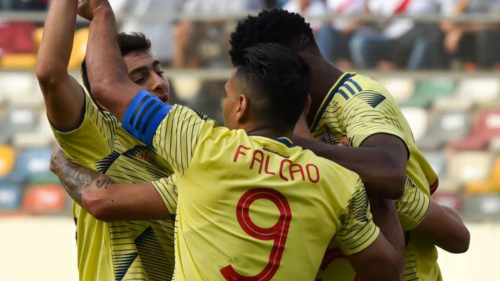 Los jugadores de la Selección Colombia celebran el gol ante Perú en partido amistoso
