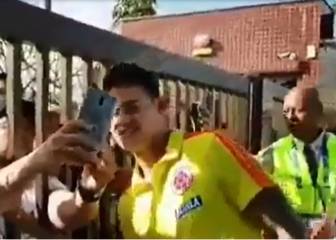 La sencillez de James: así atendió a los hinchas en Brasil