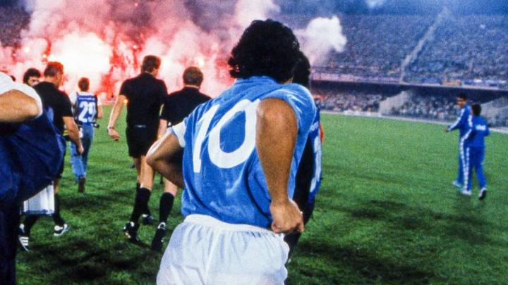 Diego Maradona en su etapa como jugador del Napoli de Italia