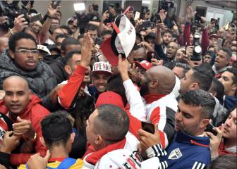 El colosal recibimiento de Dani Alves por hinchas del São Paulo