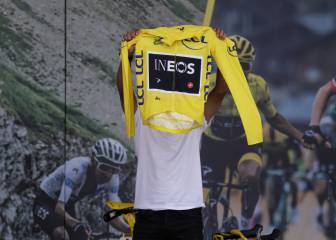 El momento esperado: Egan entrega el maillot a Colombia