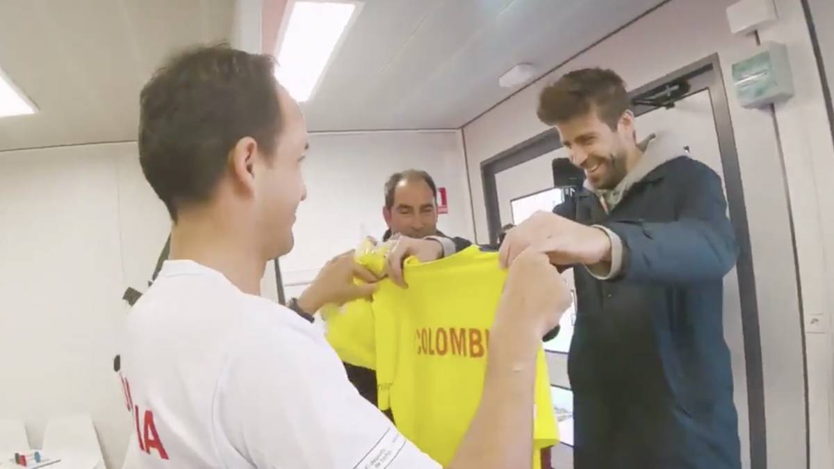 Piqué visita a Colombia en la Copa Davis y recibe regalo - AS Venezuela