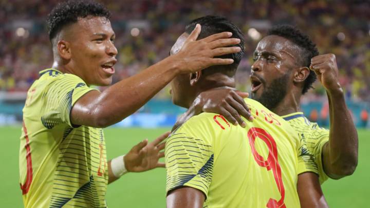 Alfredo Morelos festeja junto a sus compañeros de Selección Colombia por su primer gol