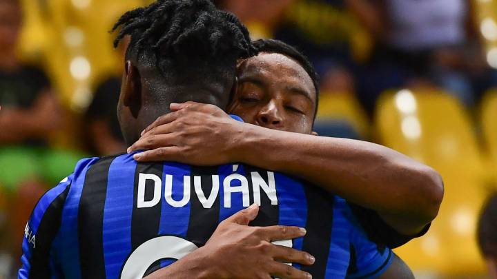 Duván Zapata y Luis Muriel celebra un gol con Atalanta