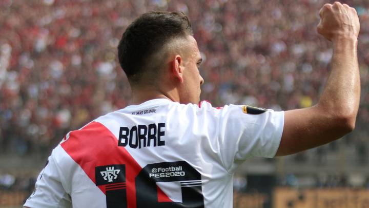 Santos Borré, festeja un gol con River Plate
