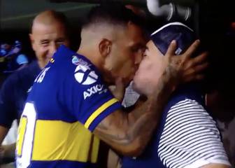 ¡Imagen para la historia! El beso entre Tevez y Maradona