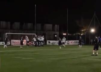 La magia no tiene vencimiento: ¡Totti pica el balón y al ángulo!