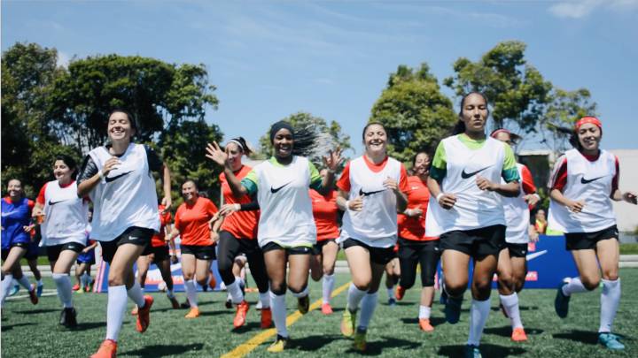 El fútbol femenino sigue creciendo en Colombia gracias al programa Nike F.C. que da a nuevas jugadoras la oportunidad de seguir soñando en grande