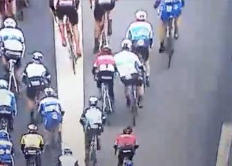 Así fue el empujón de Sam Bennet a Nairo Quintana