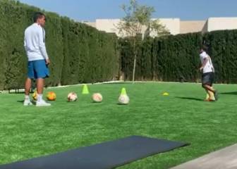 Bacca entrena en casa con su familia por el coronavirus