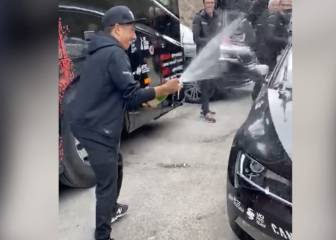 Nairo festeja con champaña su victoria en la París-Niza